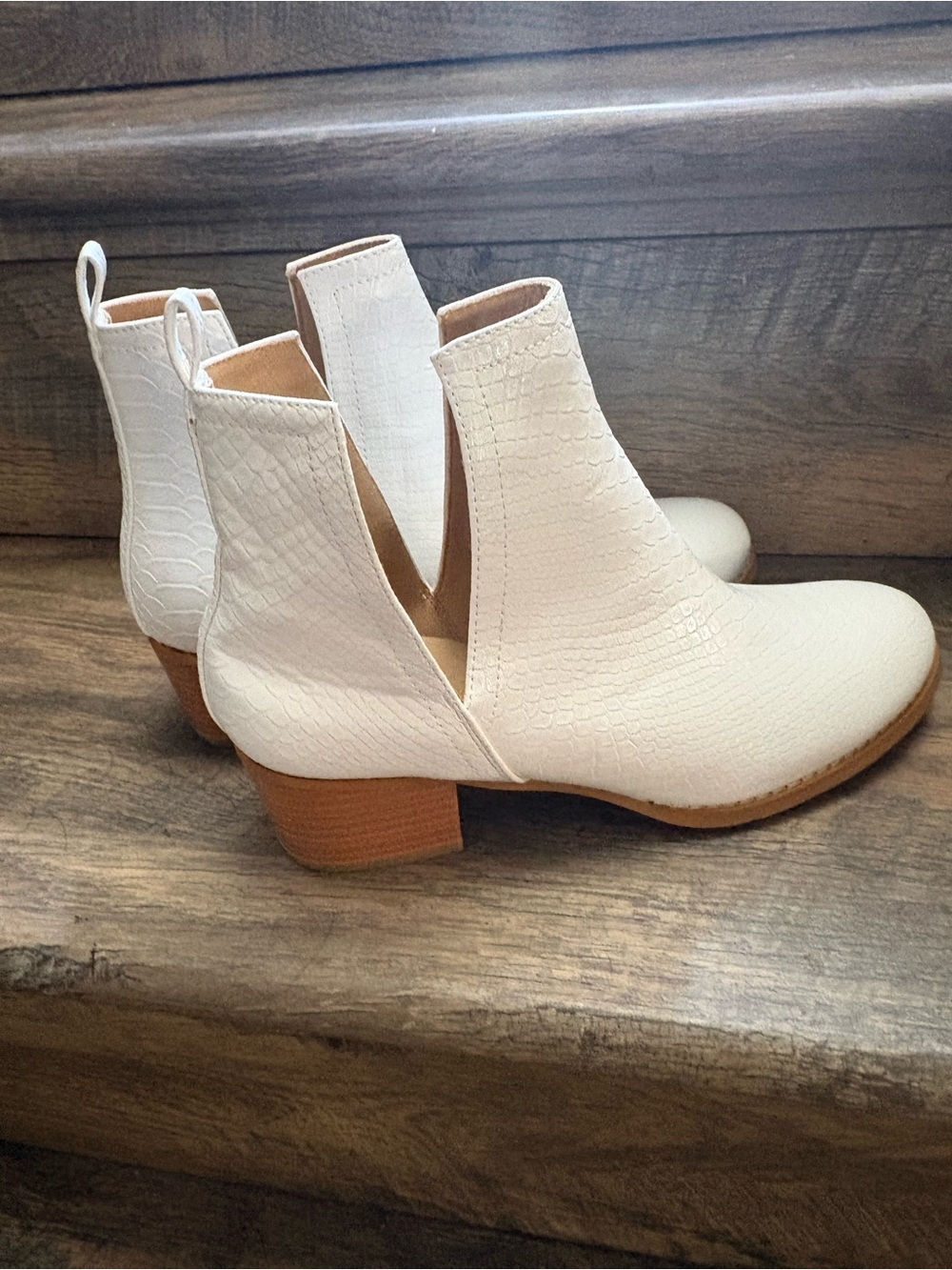 Women's White Textured Side-Cut Ankle Boots